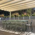 arredo zona pranzo all'esterno con vasi e piante