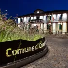 Rotonda stradale di erbacee e graminacee con bordura in corten
