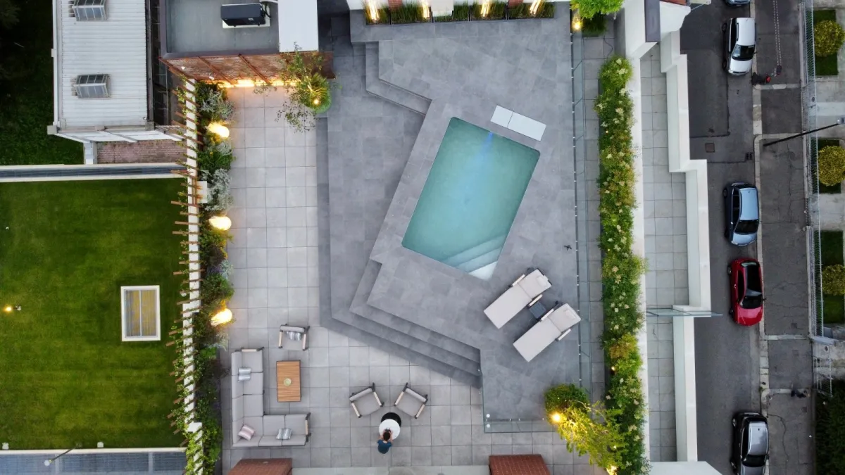 una piscina sul tetto