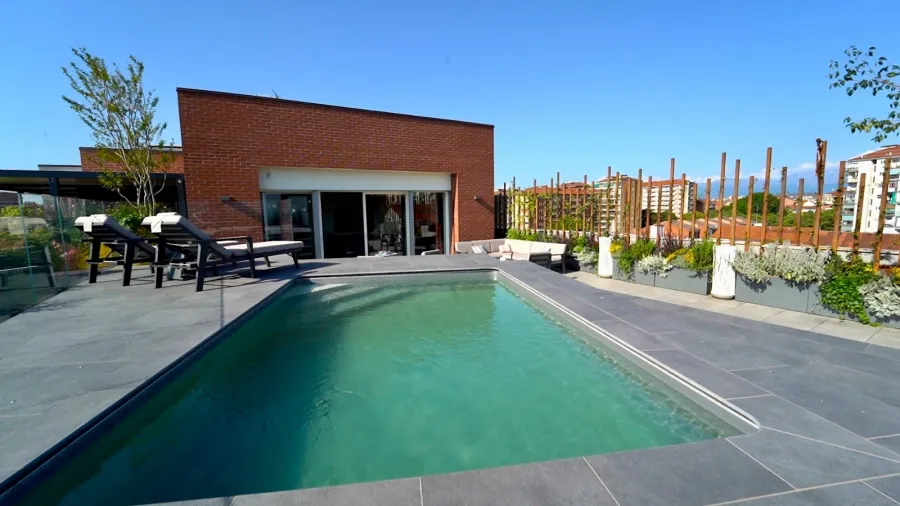 una piscina sul tetto