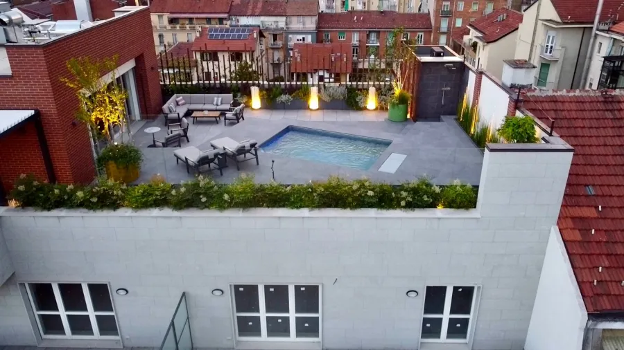 una piscina sul tetto