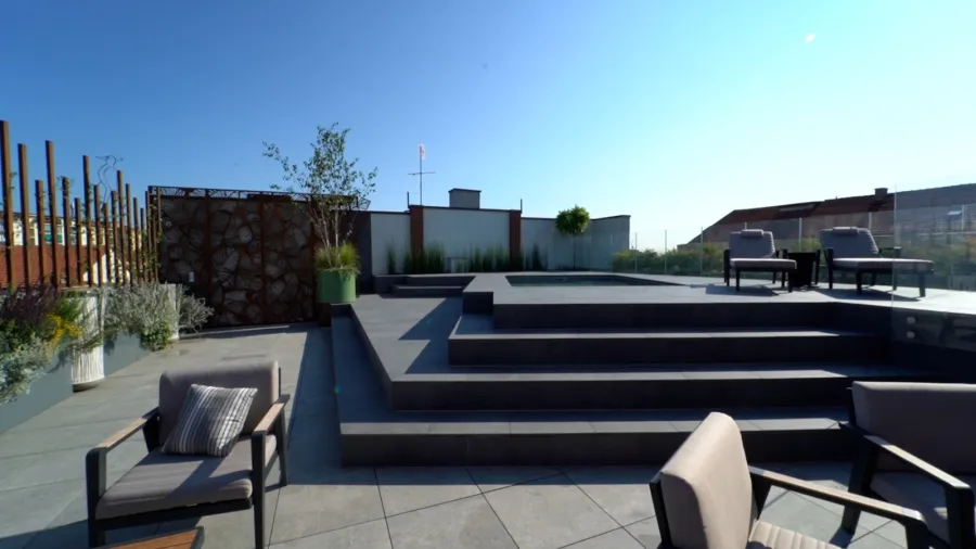 una piscina sul tetto